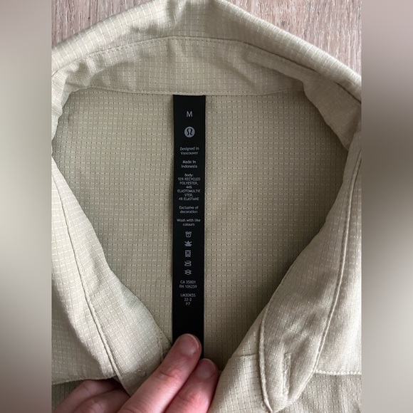 Lululemon Men’s Airing Easy Long Sleeve Shirt Heathered Dew Green - Medium - Picture 3 of 9